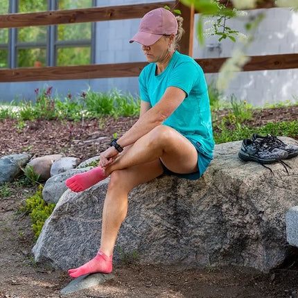 Injinji Women's Run Lightweight No-Show Coolmax Coral